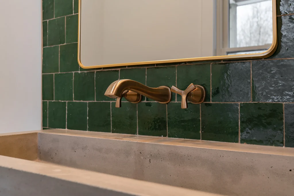 new home construction brass bath features.